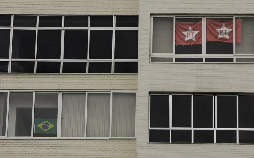 bandeira-fachada-politica-condominio.webp