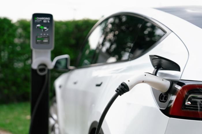 Parecer técnico aponta para novas normas de segurança para carregadores de veículos elétricos