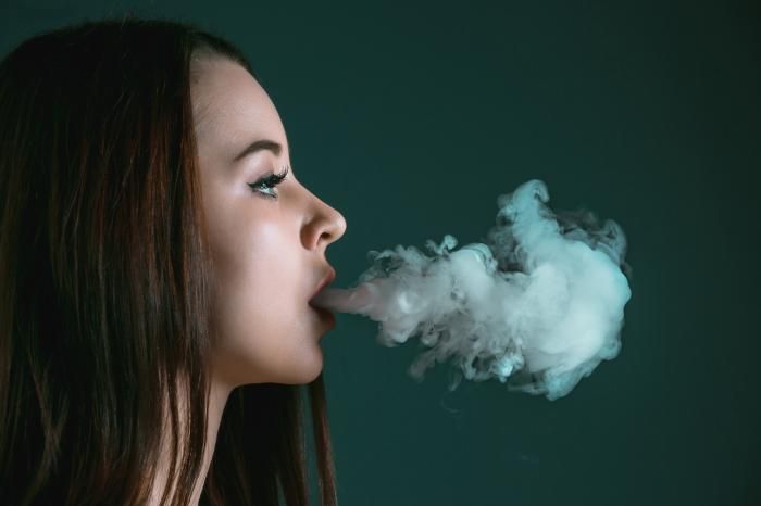 Como lidar com problemas de fumaça de cigarros e churrasqueiras em condomínios