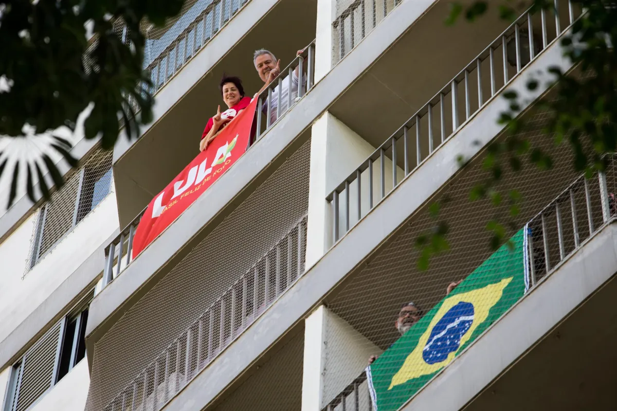 bandeiras-fachadas-politicos.webp