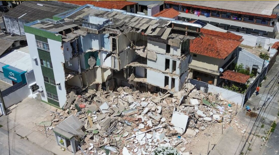 "Condomínio não tem condições de arcar com demolição", diz administradora do Edifício Karla Melo, em Jaboatão