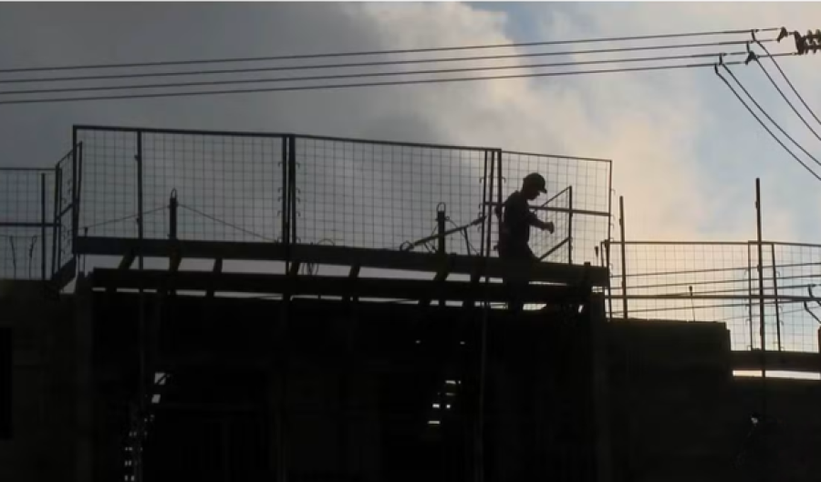 Escassez de mão de obra qualificada paralisa obras e dispara custos na construção civil, aponta FGV