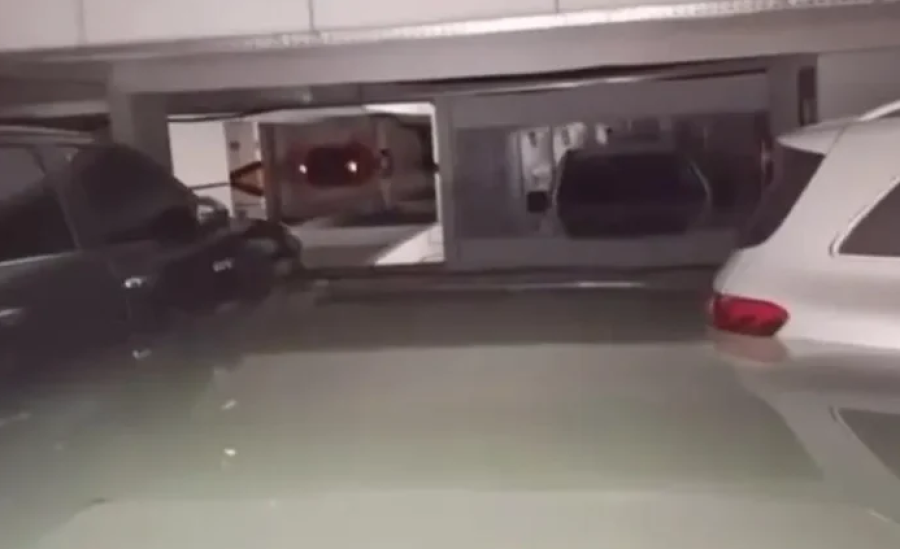Garagem de prédio é alagada após muro ceder e destrói veículos em Maceió