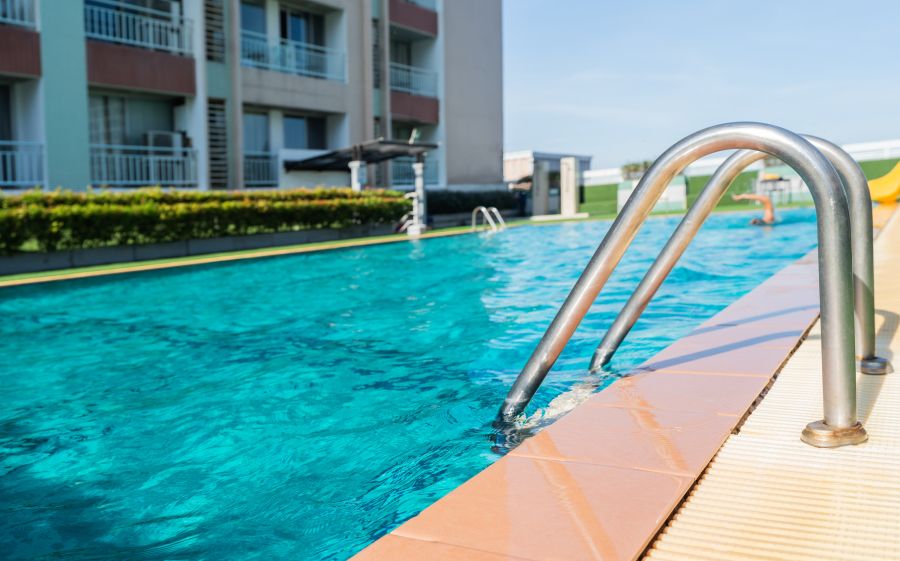 Criança que se feriu em escada de piscina de condomínio será indenizada em R$ 93 mil