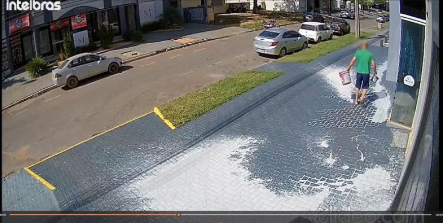 Pintor acusa síndico de calote e espalha tinta na calçada de prédio em Nova Mutum (MT)