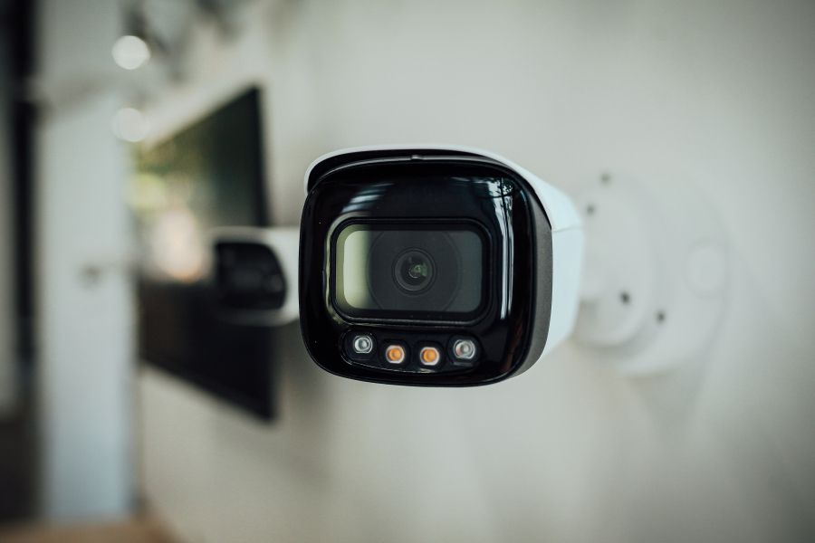 Morador pode instalar câmeras no corredor ou na porta do apartamento? Entenda o que diz a lei condominial