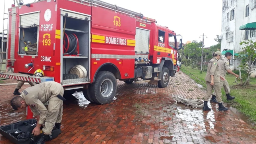 Incêndio deixa quatro feridos e prédio é interditado em Porto Alegre
