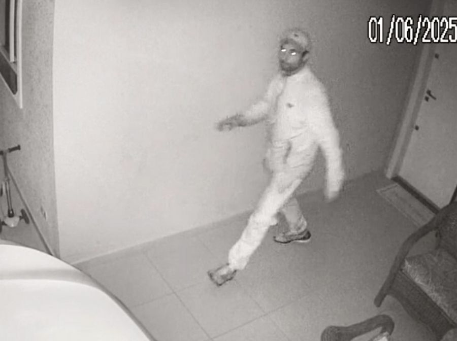 Casal é rendido e roubado dentro de apartamento em condomínio no Tarumã; câmeras registraram o crime