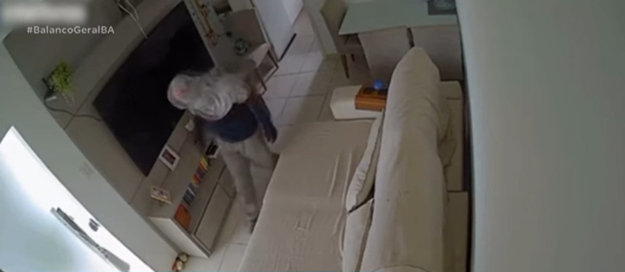 Criminoso usa escada para invadir casa em condomínio de luxo em Feira de Santana (BA)