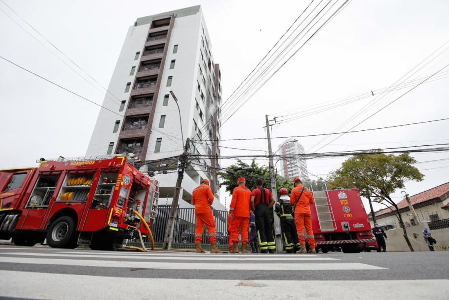 Morador morre em incêndio que atingiu edifício residencial na Encruzilhada, em Recife