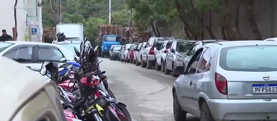 Condomínio em rua estreita sem garagem gera caos na Zona Norte de SP e revolta moradores