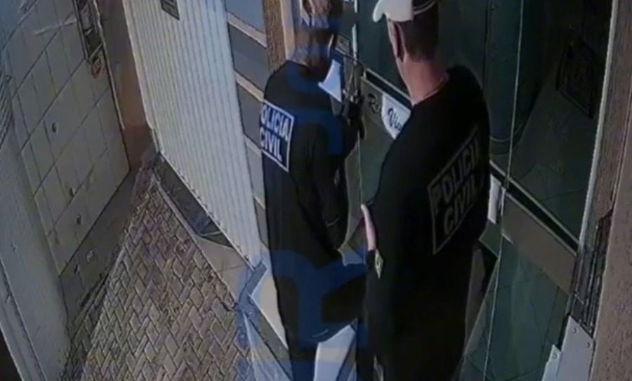 Criminosos vestidos de policiais civis tentam invadir condomínio e assustam moradores