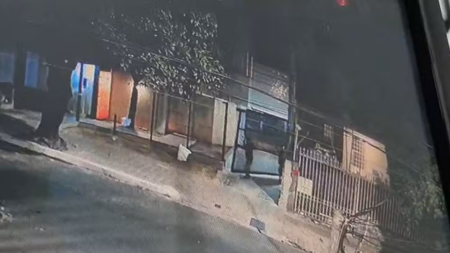 Câmeras flagram criminosos furtando portão de prédio em BH durante a madrugada