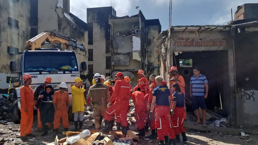 Tragédia em PE: mãe e filhos encontrados abraçados em meio aos escombros