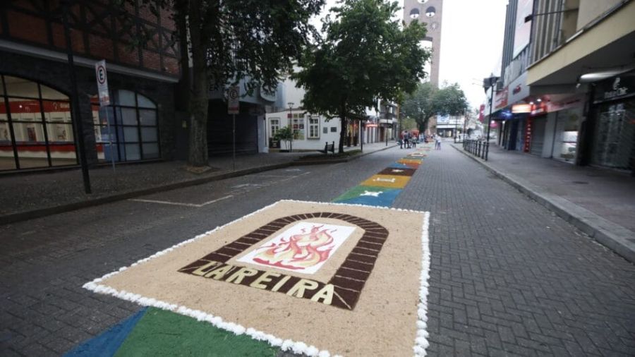 Água jogada de prédio interrompe ornamentação de tapete de Corpus Christi em Colatina