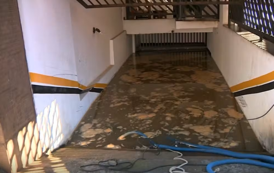 Garagem de prédio alaga e deixa veículos submersos no Centro de Campinas