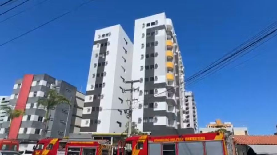 Pane elétrica provoca princípio de incêndio em cobertura de prédio na Ponta Verde, em Maceió