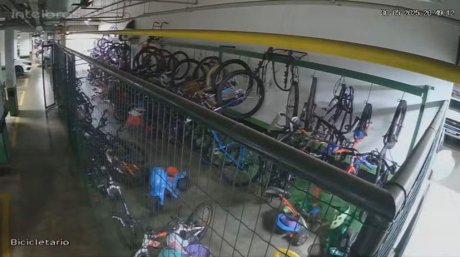 Morador de condomínio de luxo é flagrado furtando bicicleta de vizinha no DF