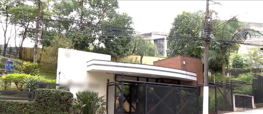 Entrega de ração termina em confusão entre porteira e moradora em condomínio de São Paulo
