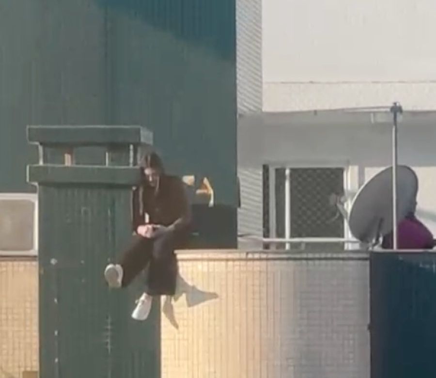 Adolescente é flagrada sentada no parapeito de prédio em Balneário Camboriú e mobiliza Guarda Municipal