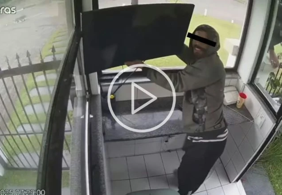 Ladrão com 33 passagens sorri para câmera ao furtar guarita de condomínio em SC