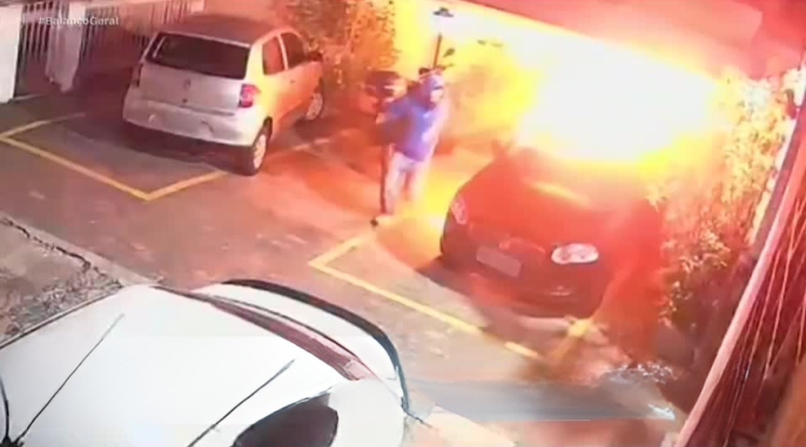 Carro é incendiado dentro de garagem de condomínio em SP; câmeras flagraram a ação criminosa