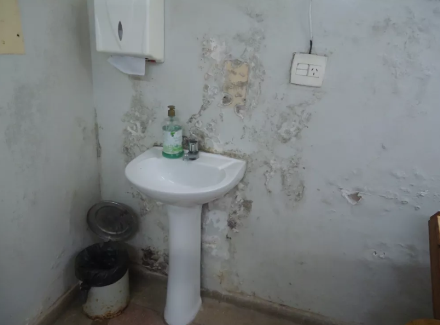 Infiltrações em condomínios: quem deve arcar com os reparos? Especialista em direito condominial esclarece