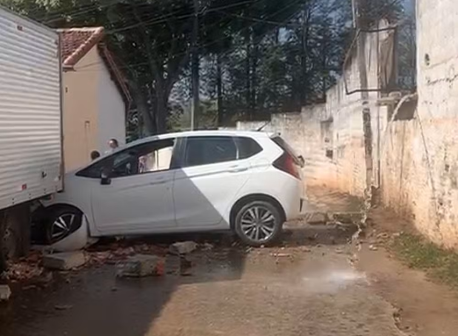 Motorista invade condomínio após atravessar muro em alta velocidade na zona leste de Sorocaba
