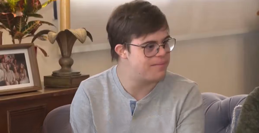 Jovem com Síndrome de Down emociona a internet ao comprar seu primeiro apartamento com esforço próprio