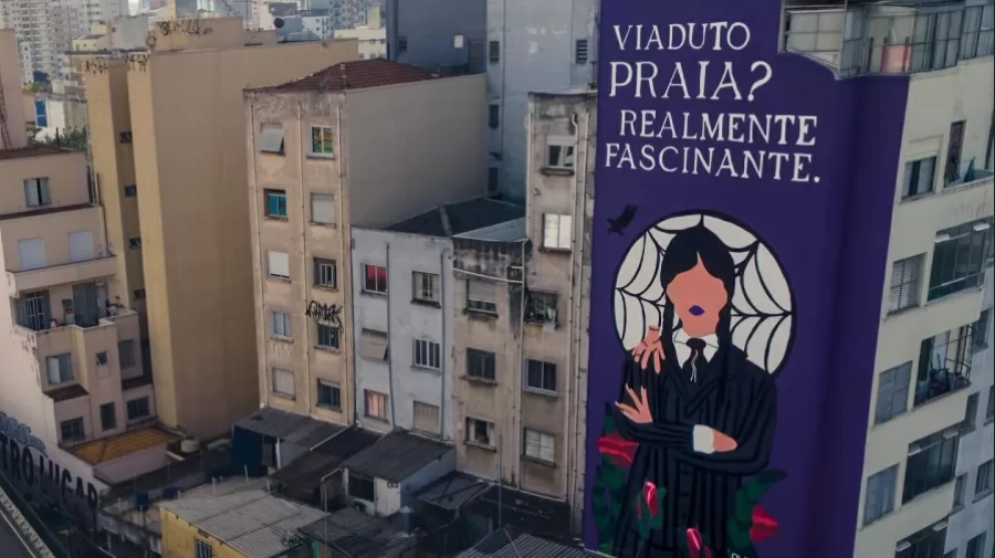 Prédio em SP é multado em R$ 190 mil por painel irregular da série Wandinha