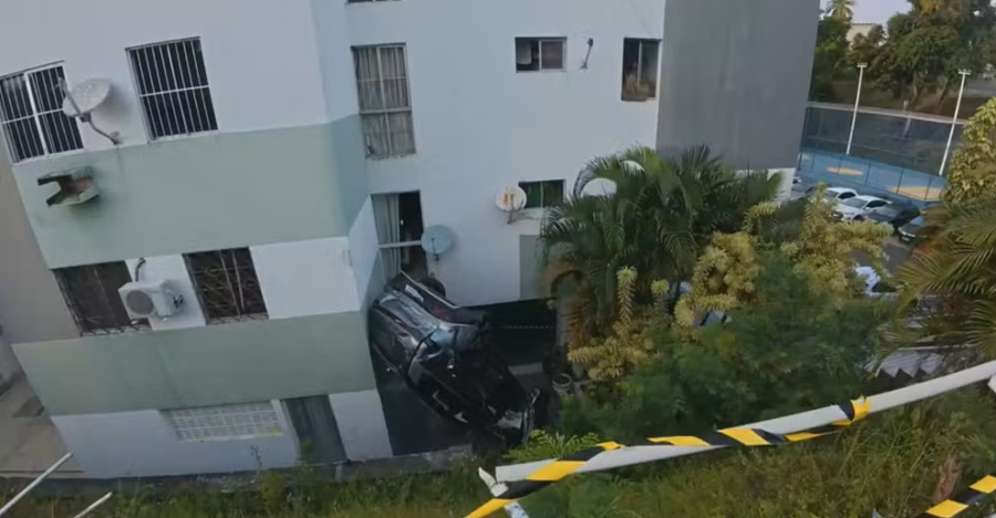 Carro despenca de ribanceira, capota e invade condomínio em Salvador