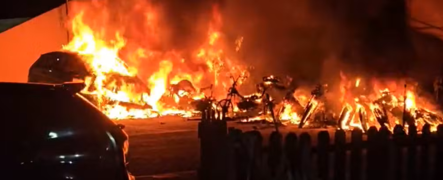 Incêndio destrói 18 motos em estacionamento de condomínio em Cotia (SP)