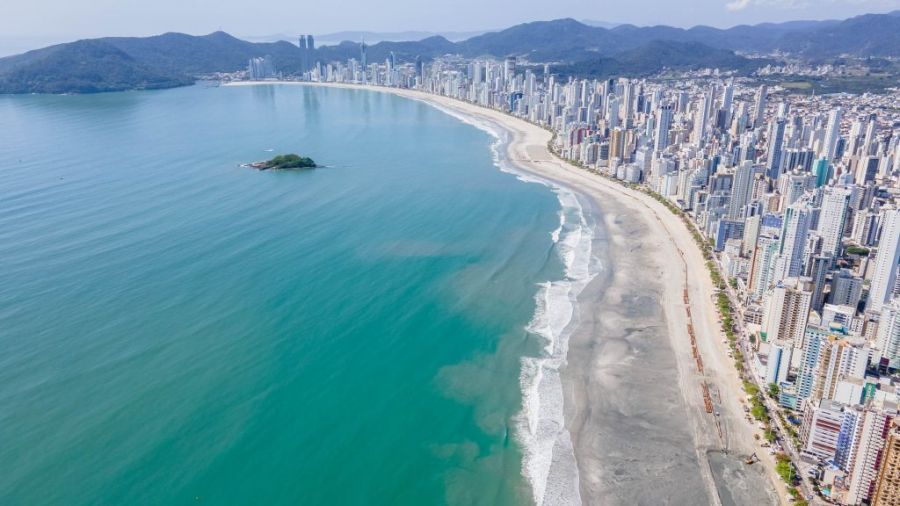 Corretores de Balneário Camboriú transformam venda de imóveis em experiência de luxo com jatinhos, lanchas e ‘test drive’ de apartamentos