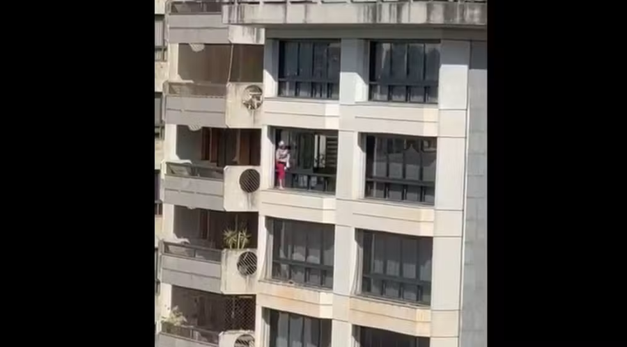 Mulher é flagrada limpando janela de apartamento sem equipamento de segurança em BH