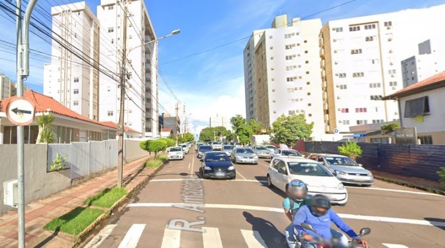 Moradora repreendida por usar elevador social com cachorros tem situação judicial em aberto