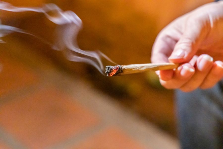 Síndico ameaça processar morador por fumar maconha e tornar condomínio insalubre