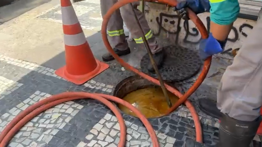Esgoto invade prédio em Copacabana e contamina até poço do elevador; moradores denunciam descaso da Águas do Rio