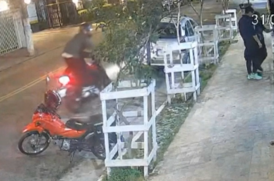 Ladrão salta de moto e rouba casal na entrada de condomínio em SP
