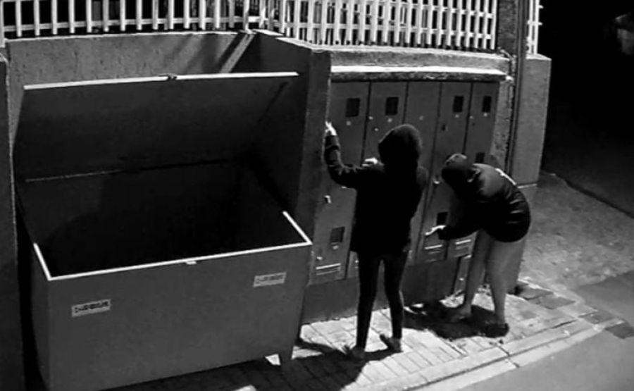 Adolescentes são flagradas desligando disjuntores de casas em condomínio de Curitiba