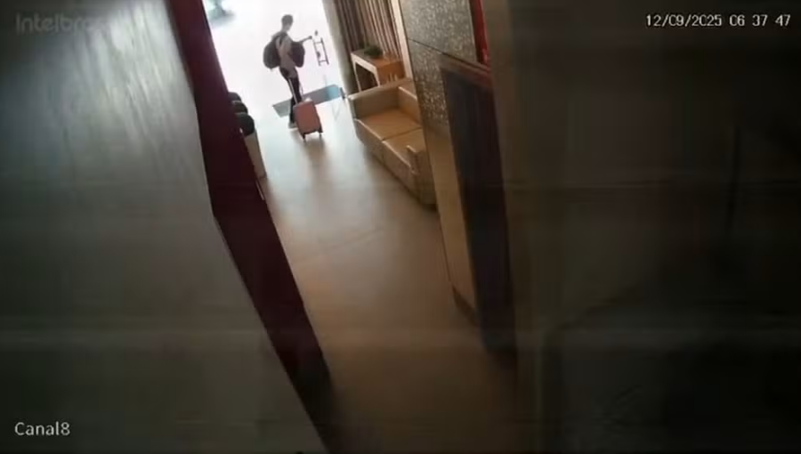 Dupla faz casal refém em apartamento, foge com objetos roubados e é presa no ES