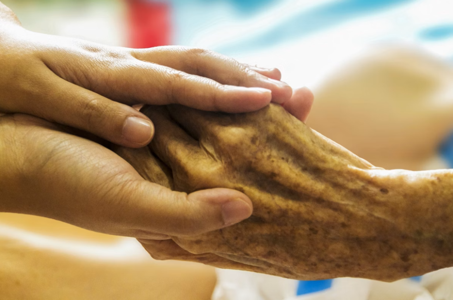Filho é preso após abandonar pais idosos com Alzheimer em apartamento