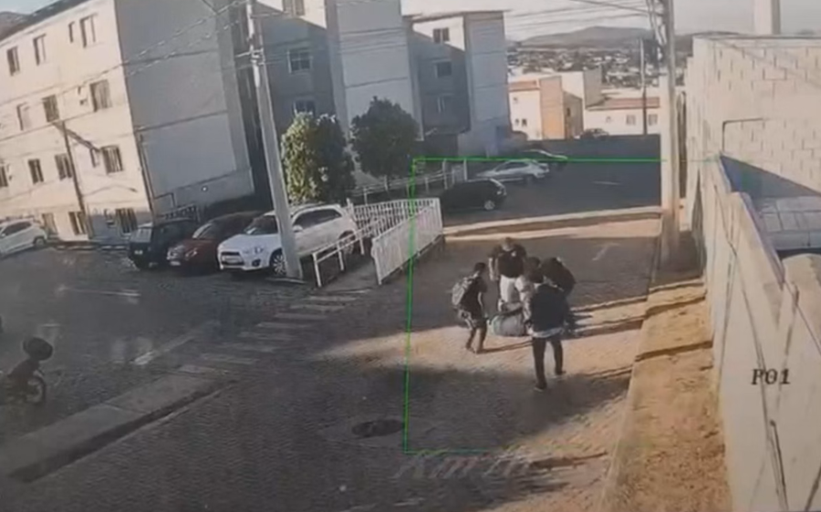 Homem é espancado dentro de condomínio em Contagem (MG); veja imagens