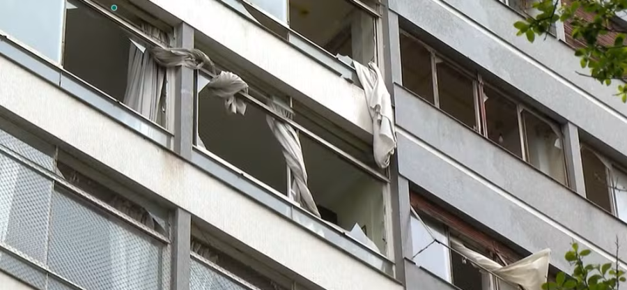 Moradora fica presa em quarto após janela cair durante tempestade em SP e é resgatada por porteiro