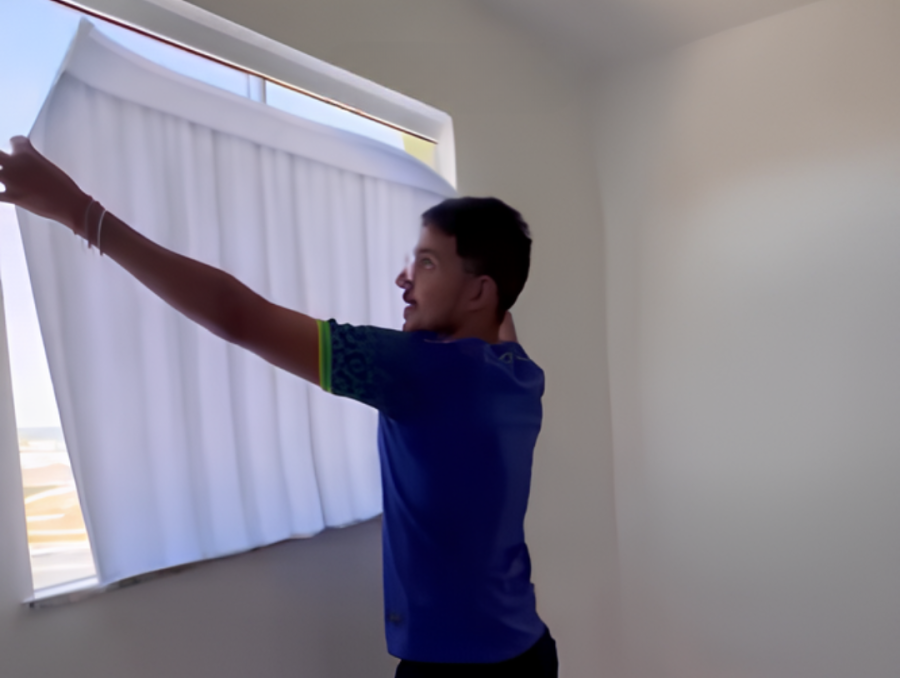 Morador usa criatividade para driblar regra de cortinas em condomínio e acaba multado na Bahia