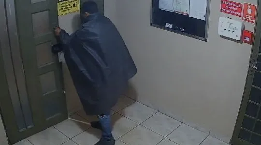 Ladrão disfarçado de saco de lixo invade condomínio em Uberlândia