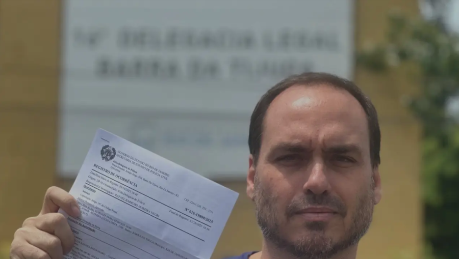 Carlos Bolsonaro registra boletim de ocorrência após ato do MTST em condomínio no Rio