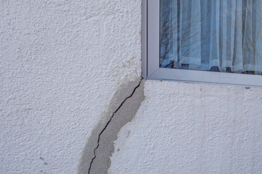 Moradores de condomínio em Vespasiano enfrentam problemas estruturais e risco em prédios