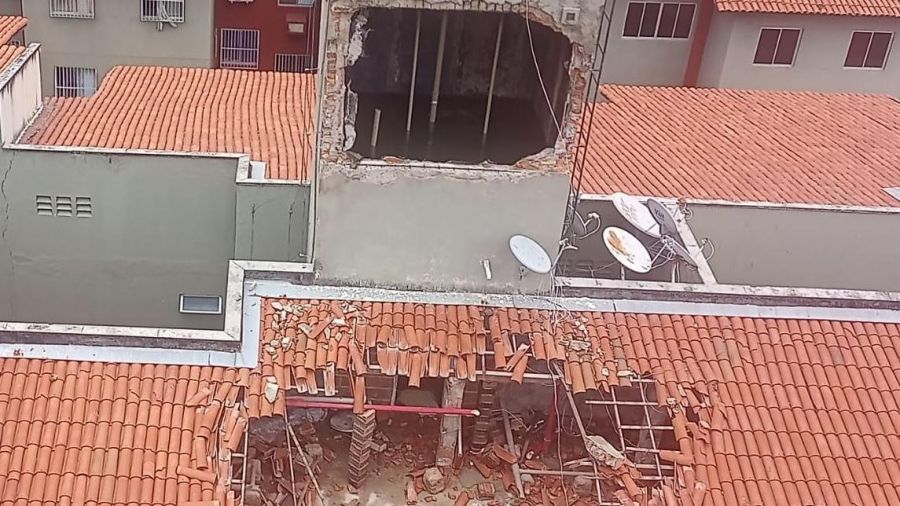 Caixa d'água cai sobre apartamento e condomínio é evacuado em Fortaleza