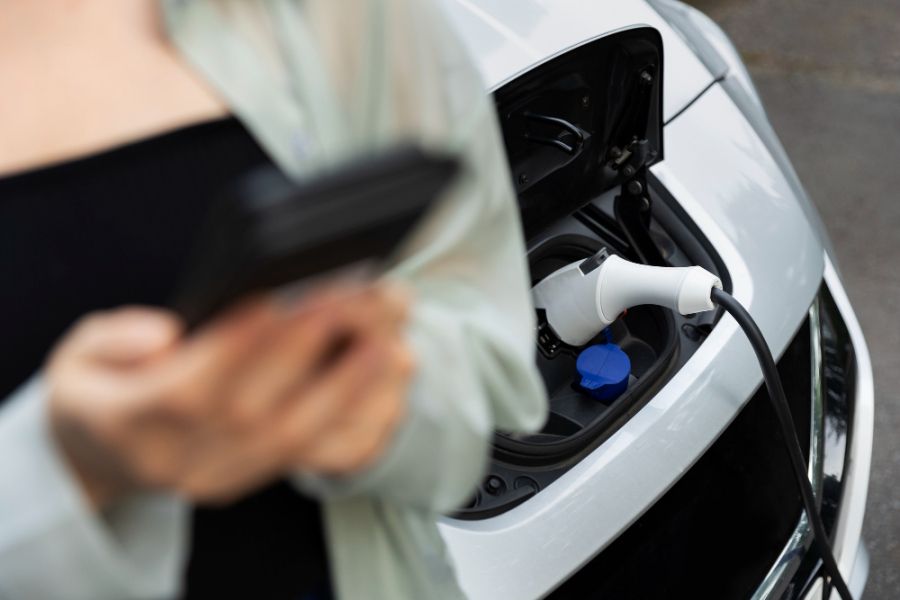 A explosão dos carros elétricos no Brasil acende disputas judiciais pela instalação de carregadores em condomínios