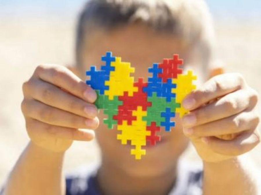 PL de MT proíbe condomínios de punir famílias por comportamento de crianças com autismo